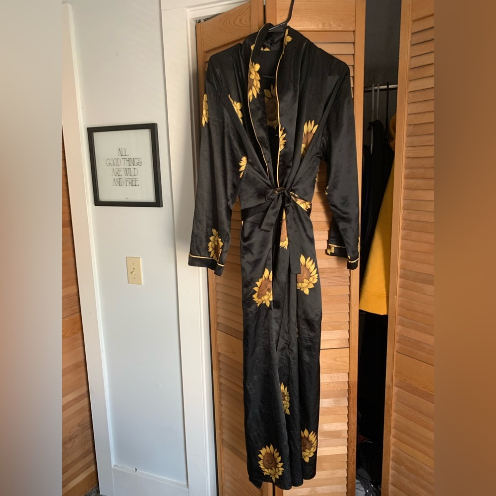 Black Satin Floral Robe with Yellow Sunflowers sz Medium Women